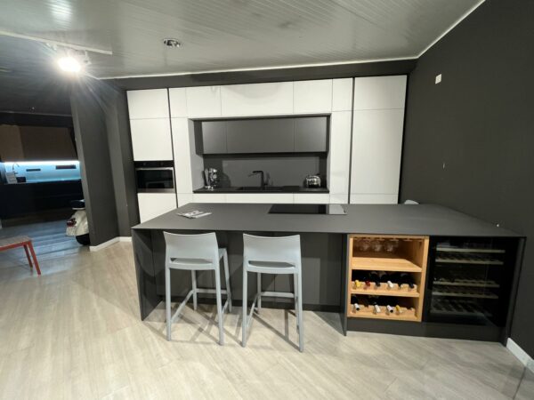 PROMO - CUCINA TUTTA ALTEZZA E ISOLA IN LAMINATO