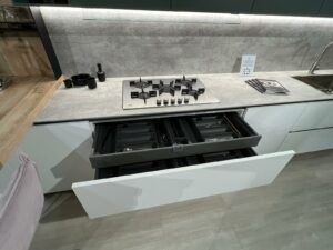 PROMO - CUCINA LINEARE IN LAMINATO BIANCO E LACCATO VERDE BOSCO - immagine 4