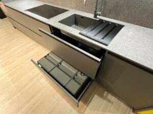 PROMO - CUCINA LINEARE IN LAMINATO GRIGIO E SPATOLATO - immagine 4