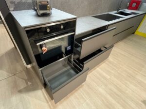 PROMO - CUCINA LINEARE IN LAMINATO GRIGIO E SPATOLATO - immagine 2