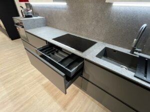 PROMO - CUCINA LINEARE IN LAMINATO GRIGIO E SPATOLATO - immagine 3