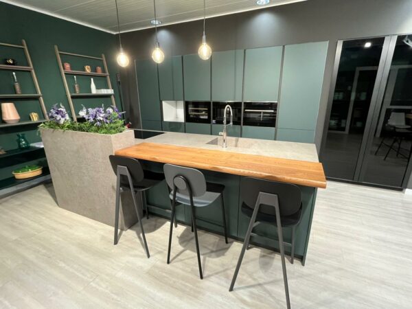 PROMO - CUCINA CON ISOLA IN LAMINATO VERDE E ROVERE