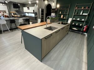 PROMO - CUCINA CON ISOLA IN LAMINATO VERDE E ROVERE - immagine 7
