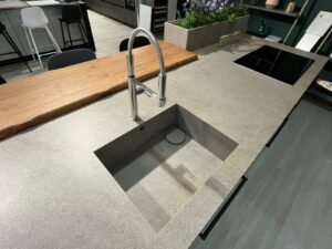 PROMO - CUCINA CON ISOLA IN LAMINATO VERDE E ROVERE - immagine 6