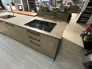 PROMO - CUCINA CON ISOLA IN LAMINATO VERDE E ROVERE - immagine 5