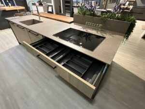 PROMO - CUCINA CON ISOLA IN LAMINATO VERDE E ROVERE - immagine 4