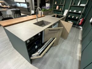 PROMO - CUCINA CON ISOLA IN LAMINATO VERDE E ROVERE - immagine 3