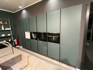 PROMO - CUCINA CON ISOLA IN LAMINATO VERDE E ROVERE - immagine 2