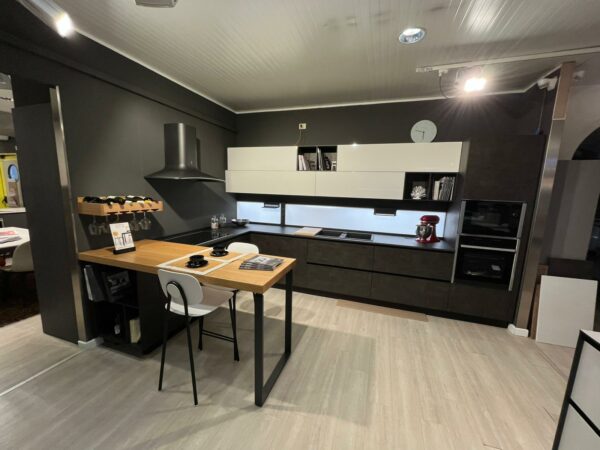 PROMO - CUCINA ANGOLARE IN LAMINATO EFFETTO CEMENTO SCURO E BIANCO LUCIDO