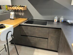 PROMO - CUCINA ANGOLARE IN LAMINATO EFFETTO CEMENTO SCURO E BIANCO LUCIDO - immagine 3
