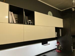 PROMO - CUCINA ANGOLARE IN LAMINATO EFFETTO CEMENTO SCURO E BIANCO LUCIDO - immagine 5