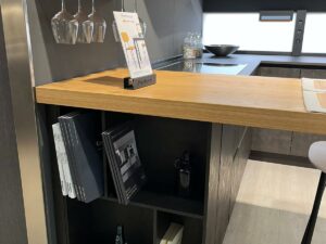PROMO - CUCINA ANGOLARE IN LAMINATO EFFETTO CEMENTO SCURO E BIANCO LUCIDO - immagine 4