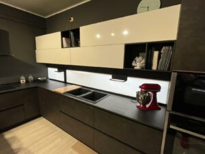 PROMO - CUCINA ANGOLARE IN LAMINATO EFFETTO CEMENTO SCURO E BIANCO LUCIDO - immagine 2