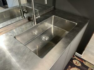 PROMO - CUCINA LINEARE IN EFFETTO RESINA E TOP INOX - immagine 5