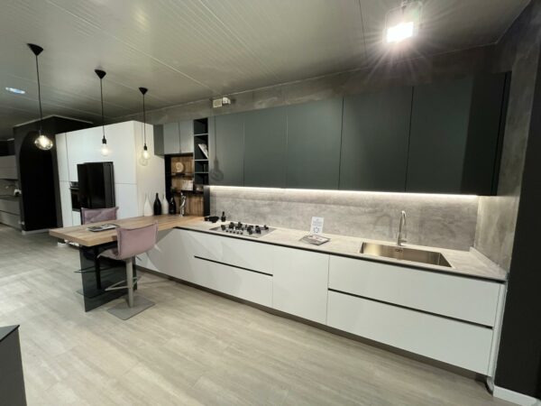 PROMO - CUCINA LINEARE IN LAMINATO BIANCO E LACCATO VERDE BOSCO