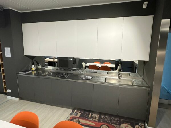 PROMO - CUCINA LINEARE IN EFFETTO RESINA E TOP INOX