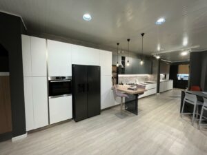 PROMO - CUCINA LINEARE IN LAMINATO BIANCO E LACCATO VERDE BOSCO - immagine 2
