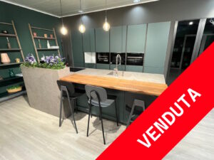 PROMO - CUCINA CON ISOLA IN LAMINATO VERDE E ROVERE