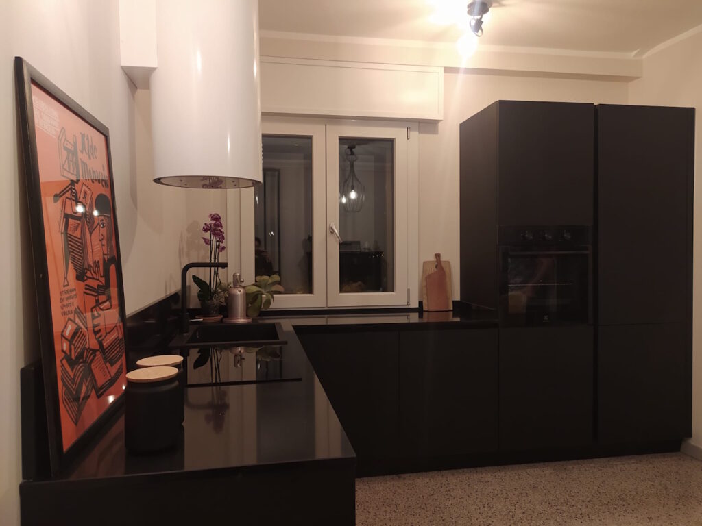 cucina-angolare-nera-moderna