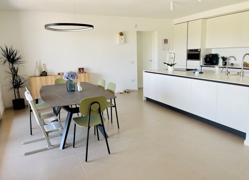cucina-bianca-e-nera-con-isola 2