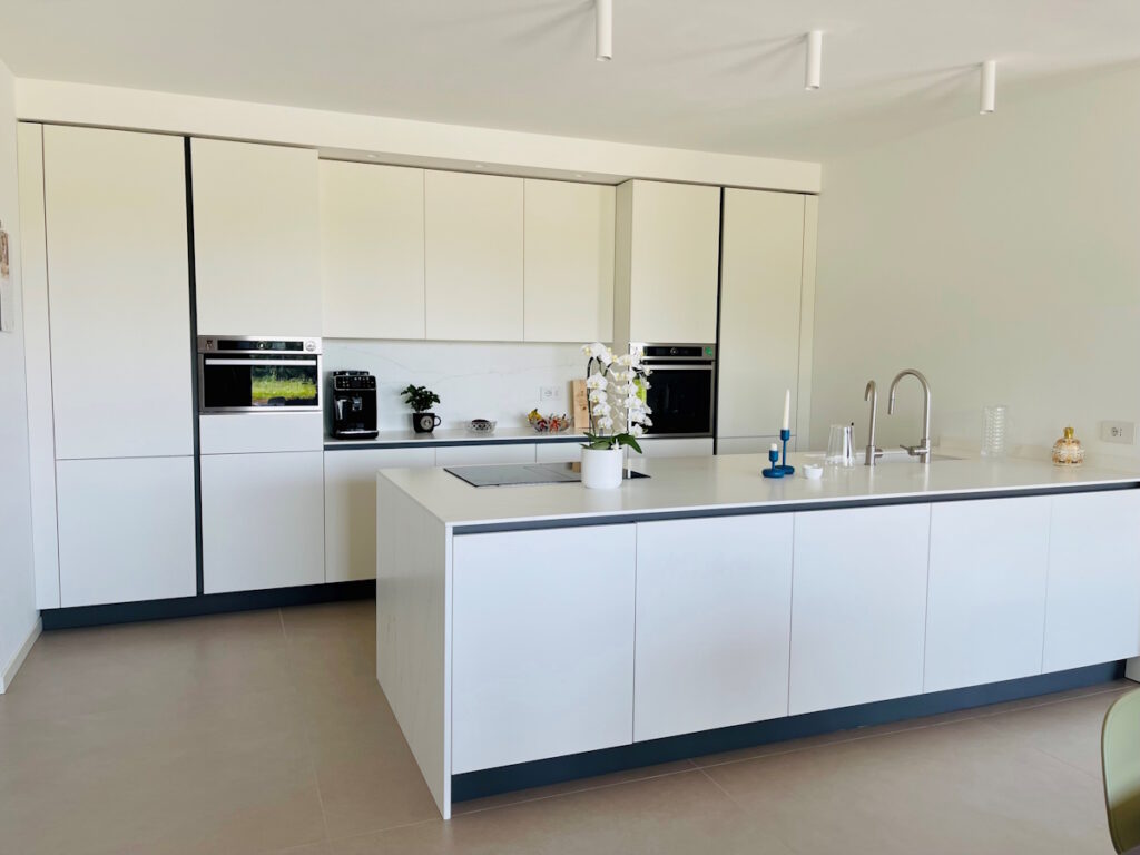 cucina-bianca-e-nera-con-isola1