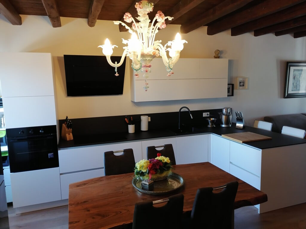 cucina-bianca-top-nero