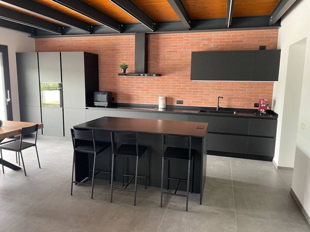 cucina-industrial-mattoni-verde-nero-vetro