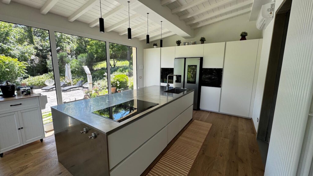 cucina-isola-acciaio-inox-bianco