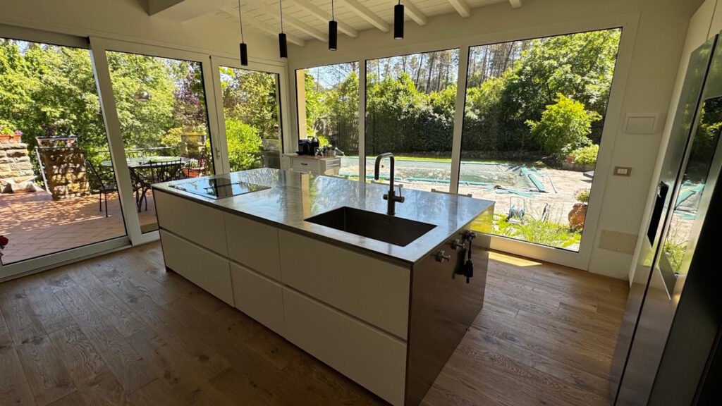 cucina-isola-acciaio-inox-bianco-legno