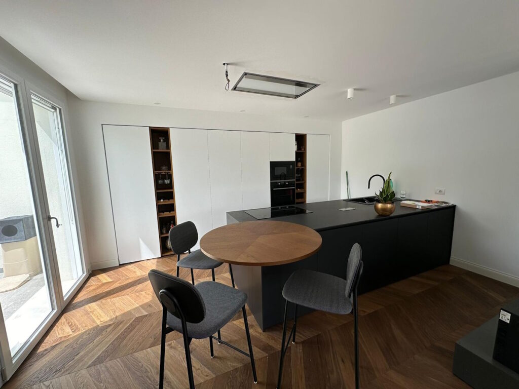 cucina-isola-bianco-nero-bianco-legno