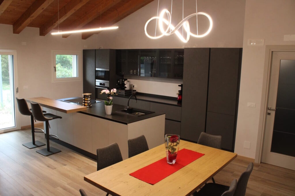 cucina-isola-grigio-legno-bianco
