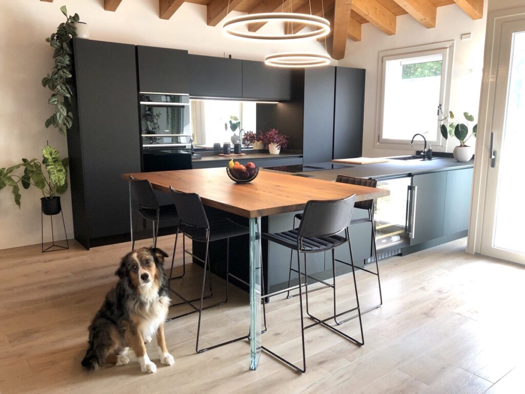 cucina-isola-nero-legno-vetro