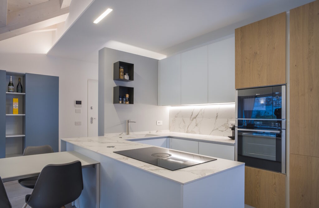 cucina-moderna-bianco-azzurro-legno-gres-penisola
