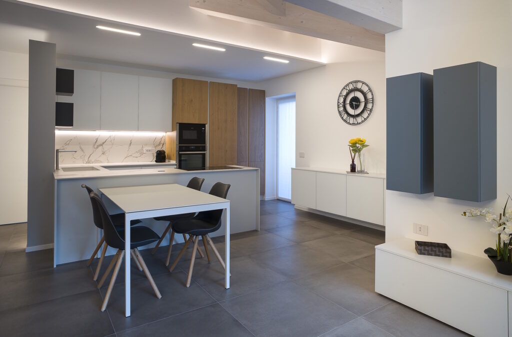 cucina-moderna-bianco-azzurro-legno-marmo-penisola