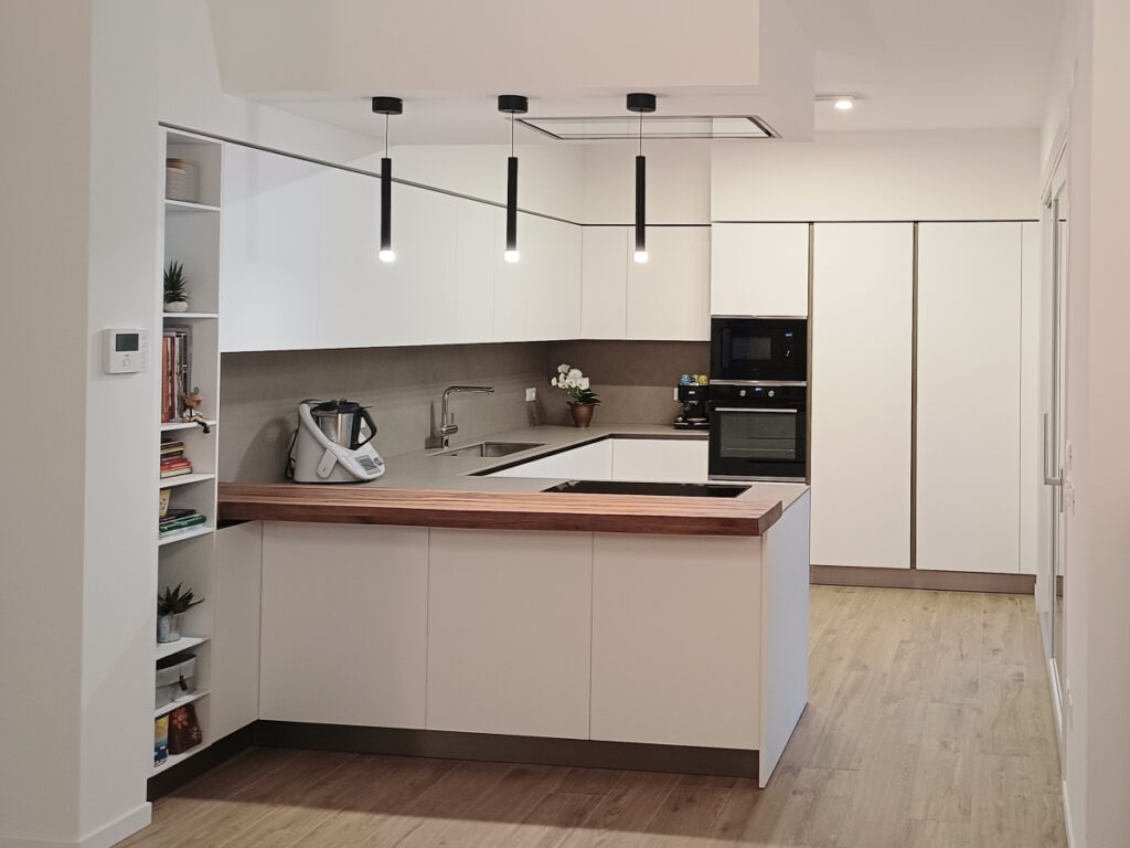 cucina-moderna-bianco-beige-legno