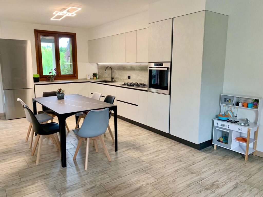 cucina-moderna-bianco-grigio-cemento