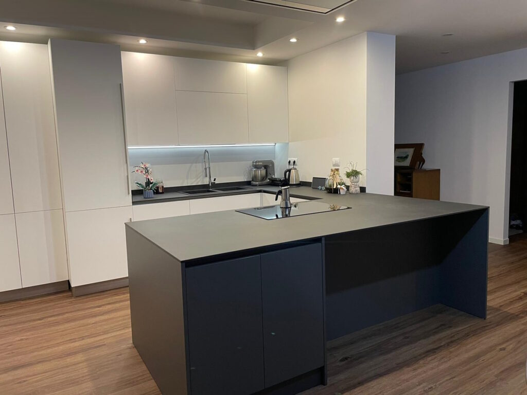 cucina-moderna-bianco-nero-penisola