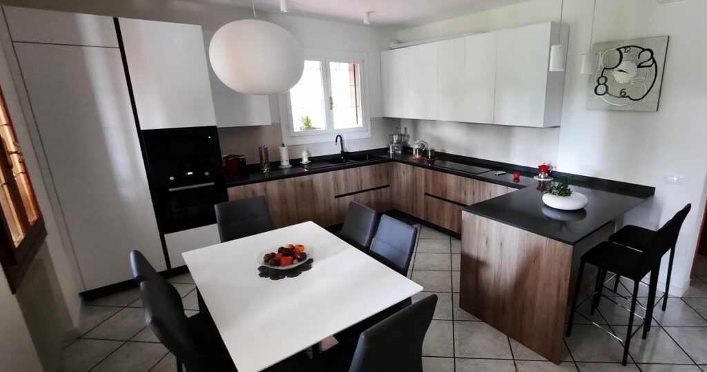 cucina-moderna-legno-nero-bianco