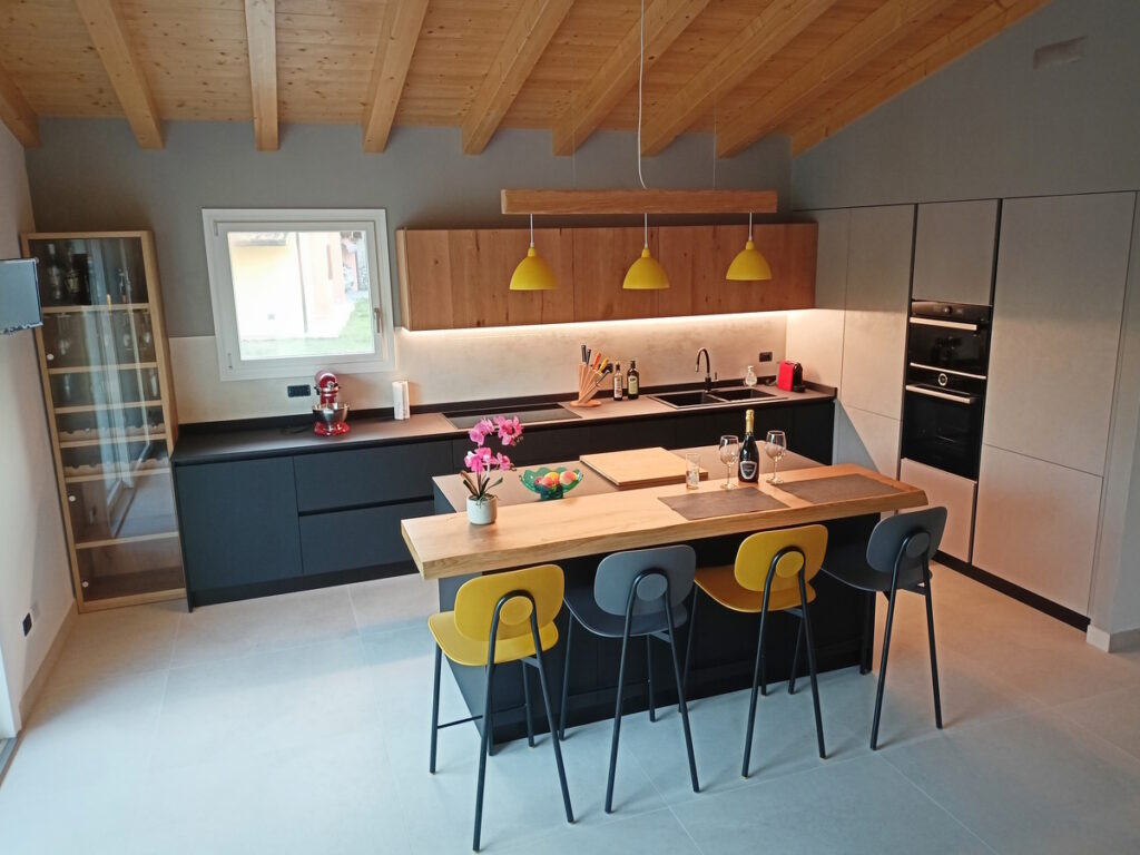 cucina-moderna-legno-nero-isola