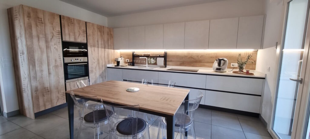 cucina-moderna-lineare-legno-bianco-materico