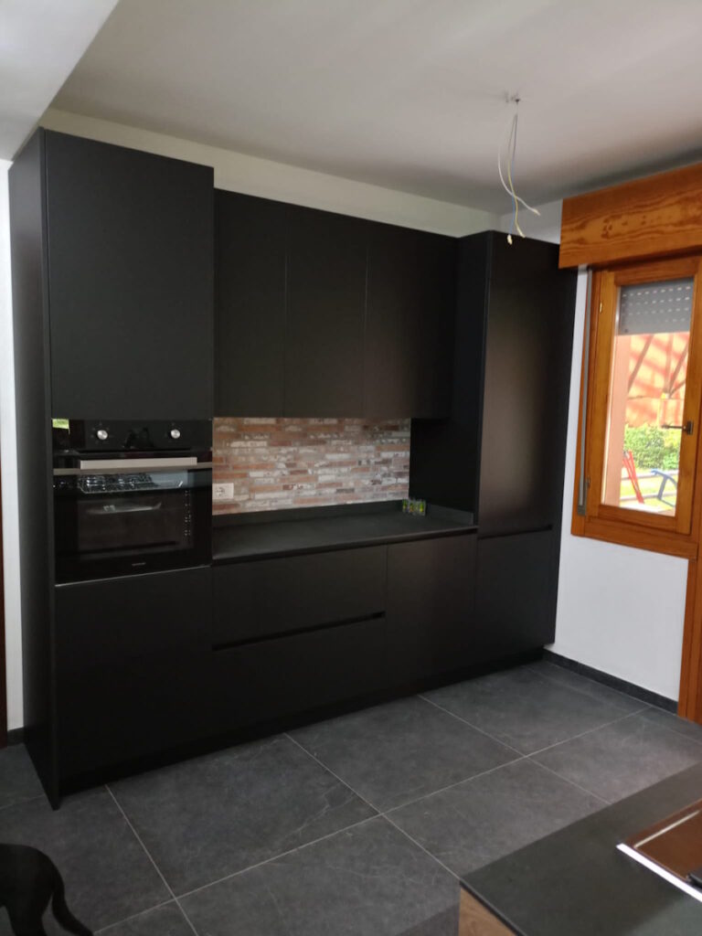 cucina-moderna-nera-industrial-mattone