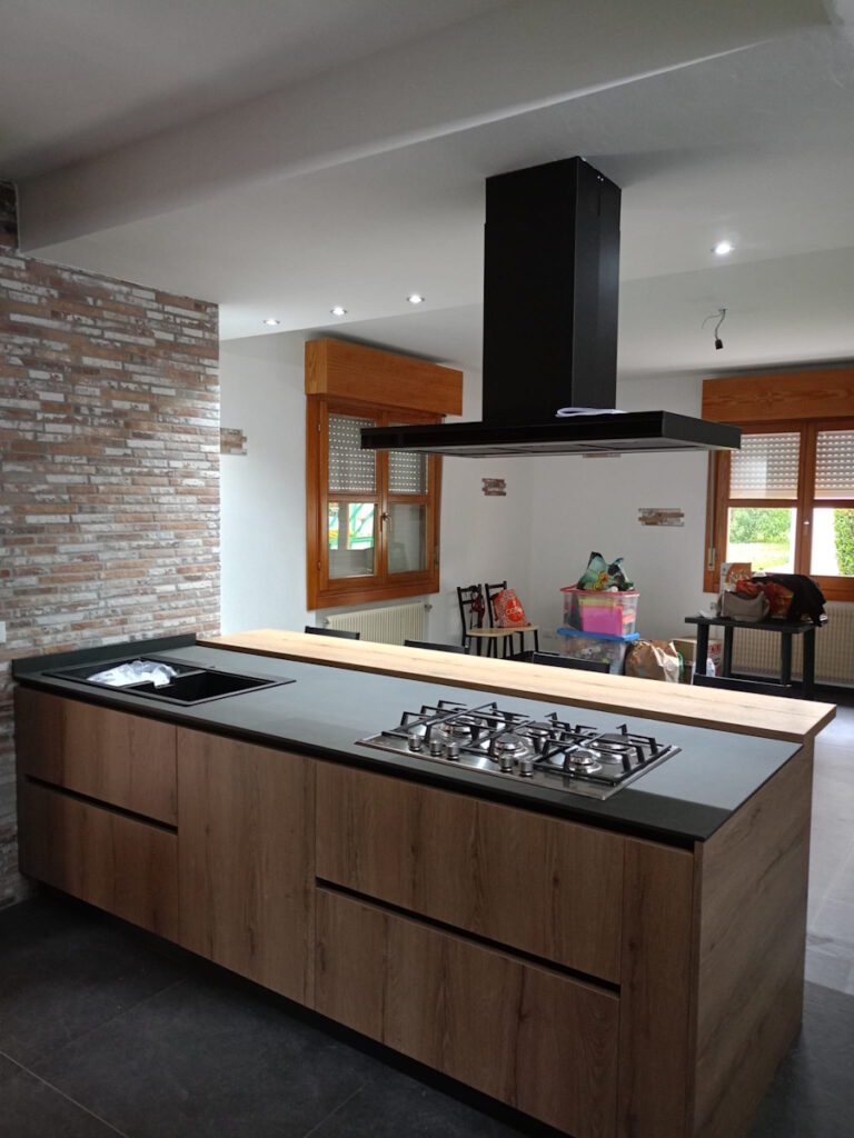 cucina-moderna-nera-industrial-mattone-isola-legno