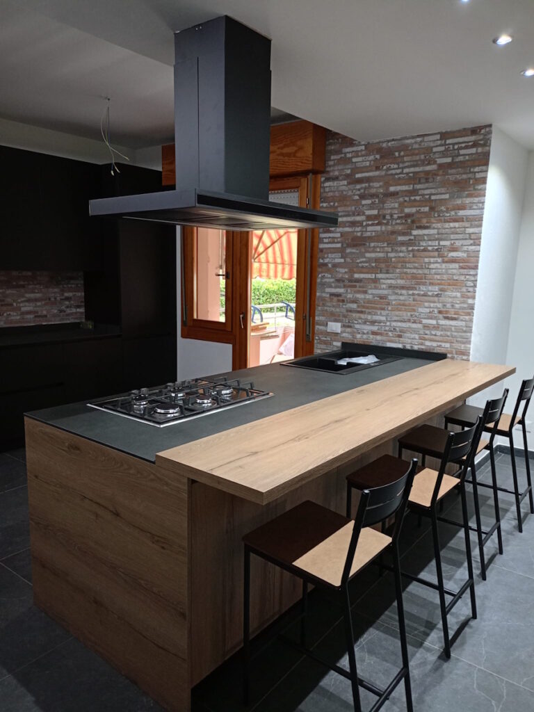 cucina-moderna-nera-industrial-mattone-legno-