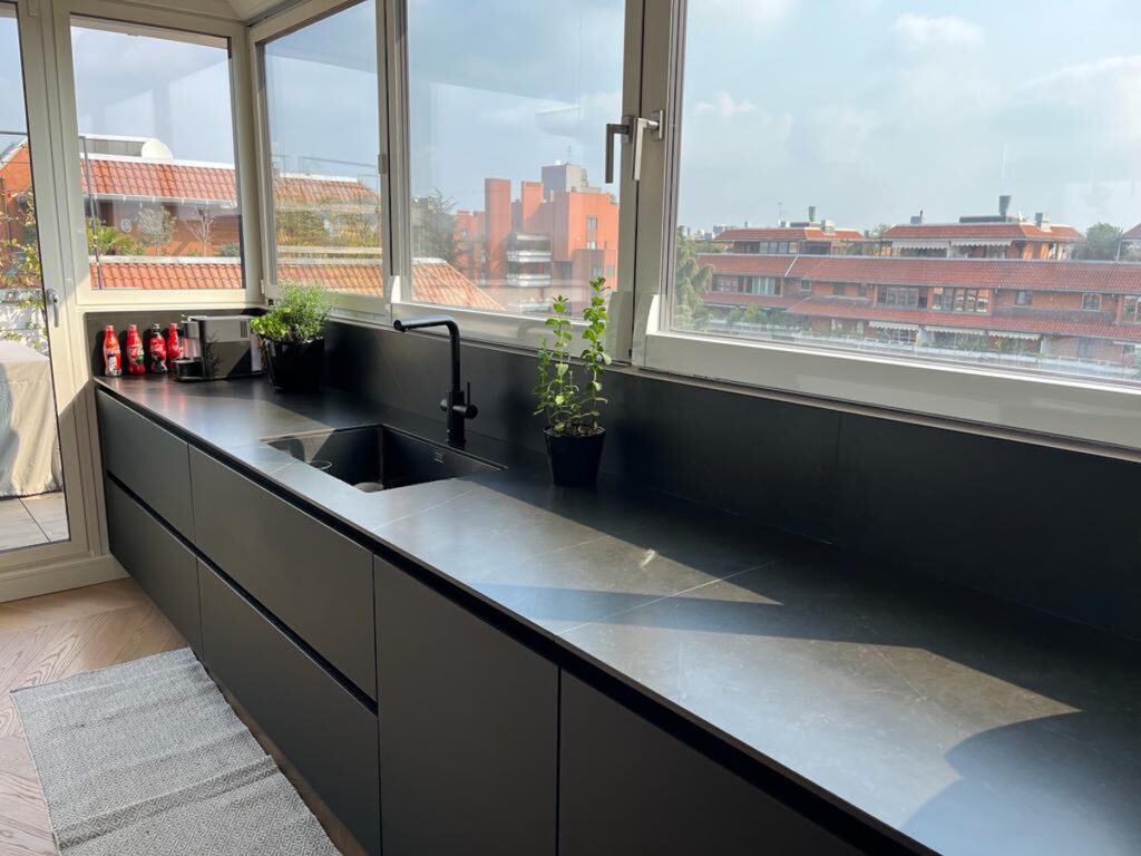 cucina-moderna-nero-marmo-lavello