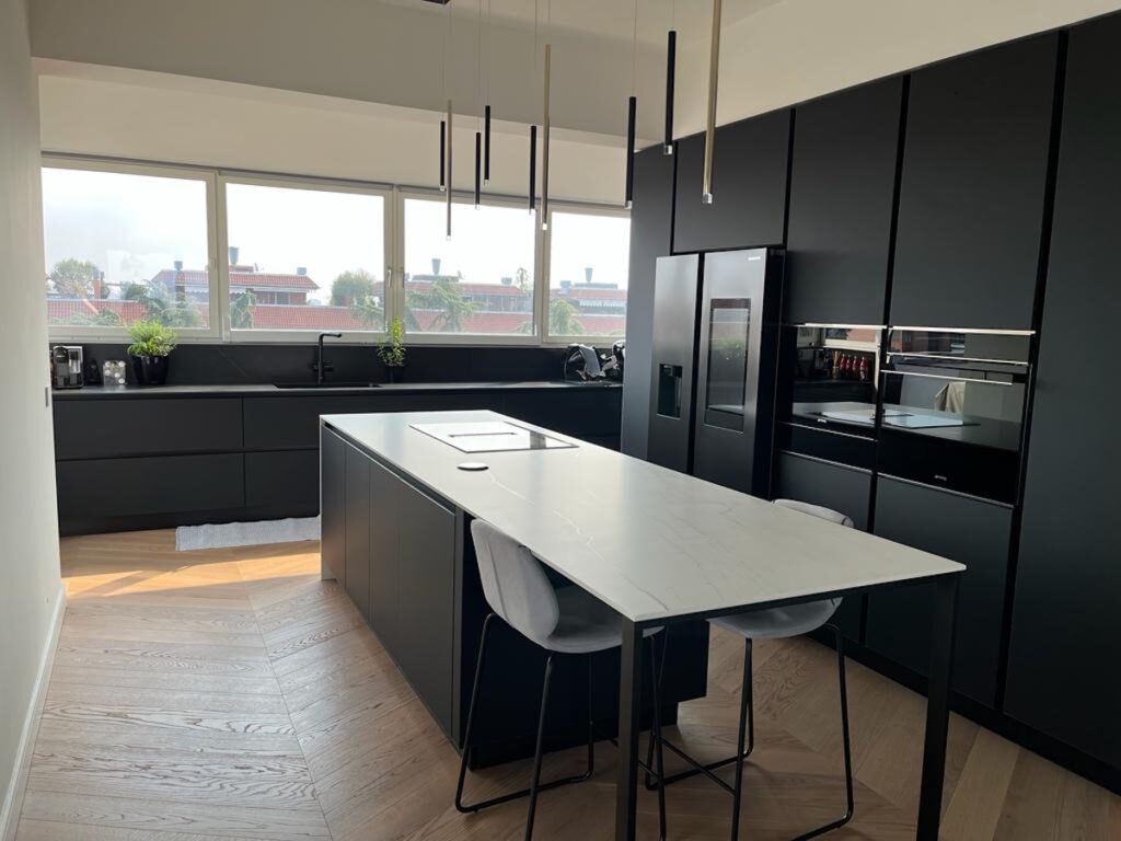 cucina-moderna-nero-sotto-finestra-isola