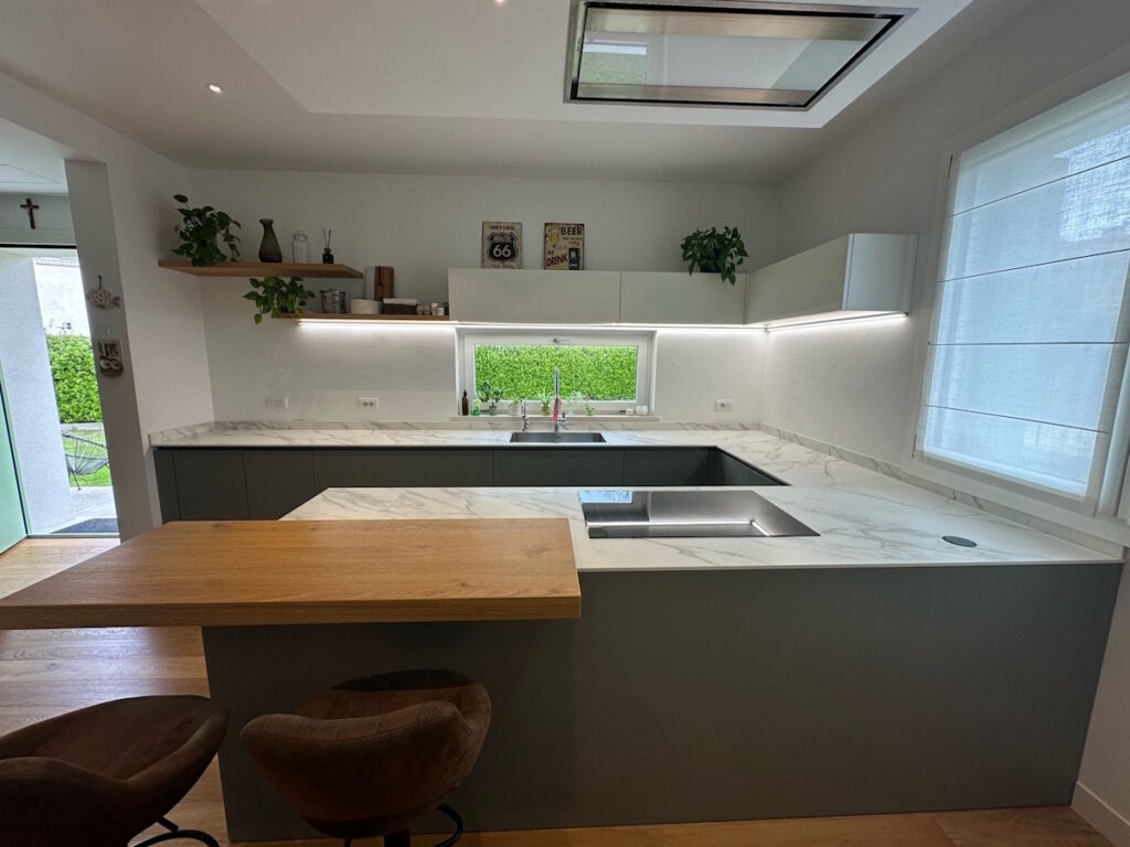 cucina-moderno-penisola-grigio-ceramica-marmo