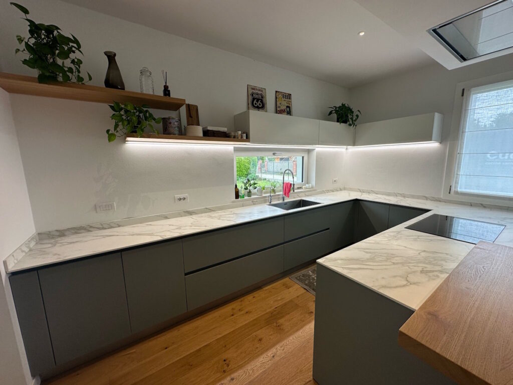 cucina-moderno-penisola-grigio-ceramica-marmo-legno