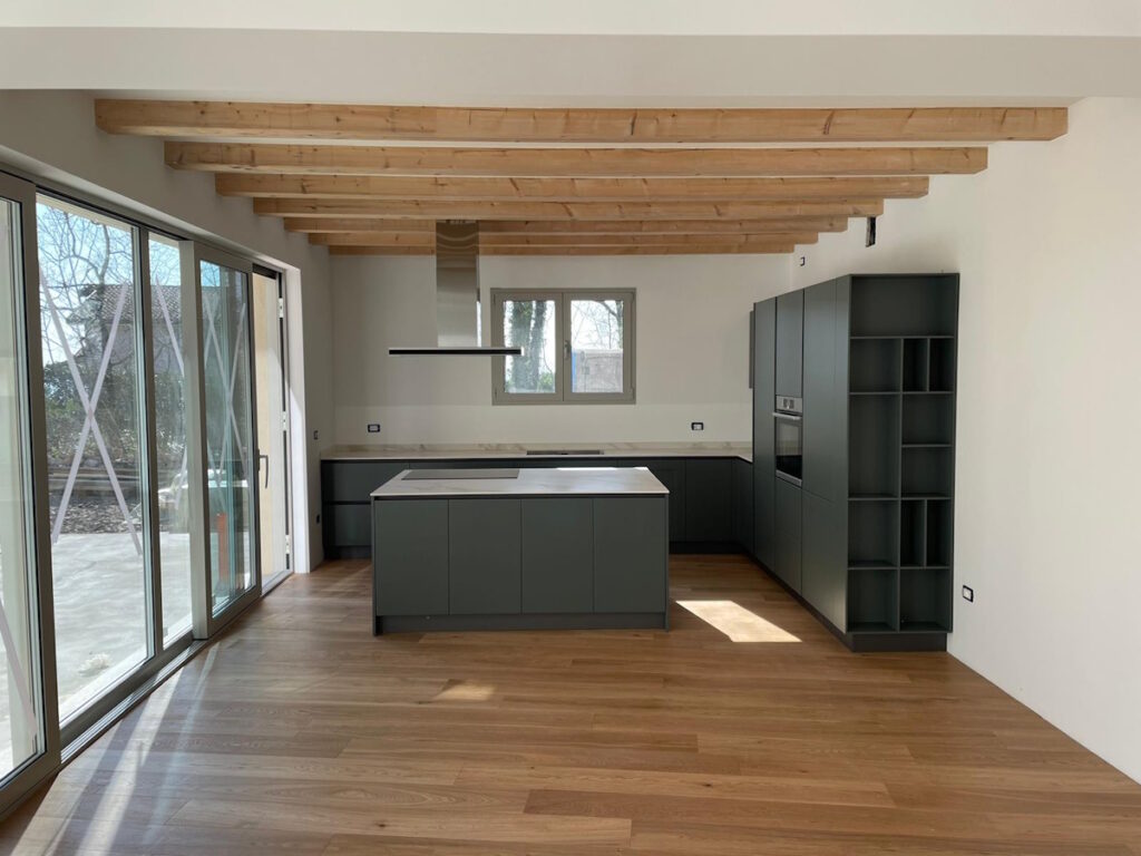 cucina-moderno-verde-salvia-marmo-legno