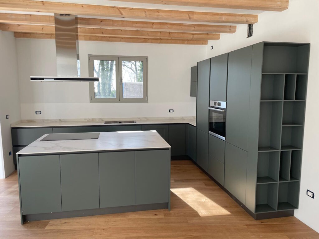 cucina-moderno-verde-salvia-marmo-legno- isola