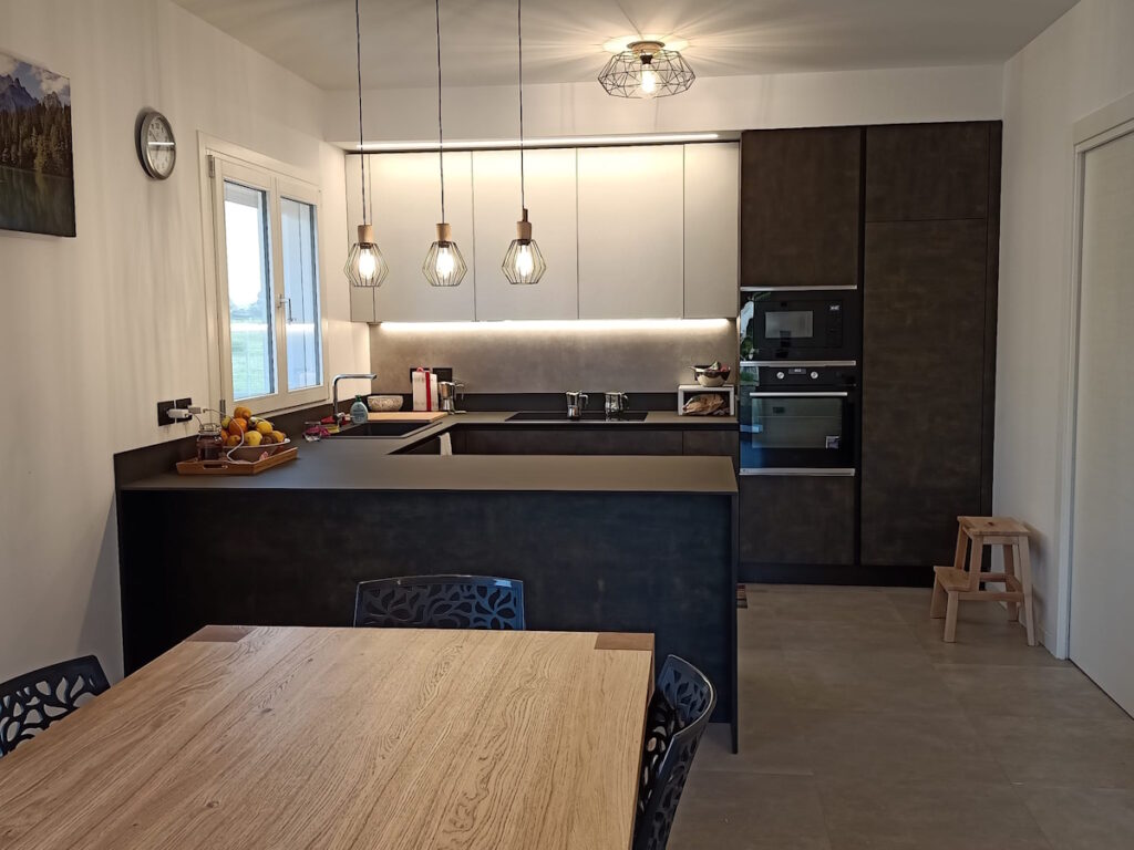 cucina-penisola-materico-nero-bianco